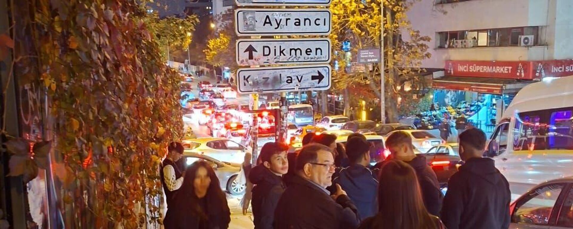 Kızılay tabelası akımı - Sputnik Türkiye, 1920, 14.11.2025