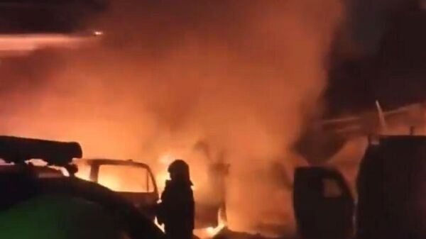 Hindistan’ın Cammu Keşmir bölgesindeki polis karakolunda ele geçirilen patlayıcılardan numune alınırken meydana gelen kazara patlama sonucu yangın çıktı. En az sekiz personel yaralandı. - Sputnik Türkiye