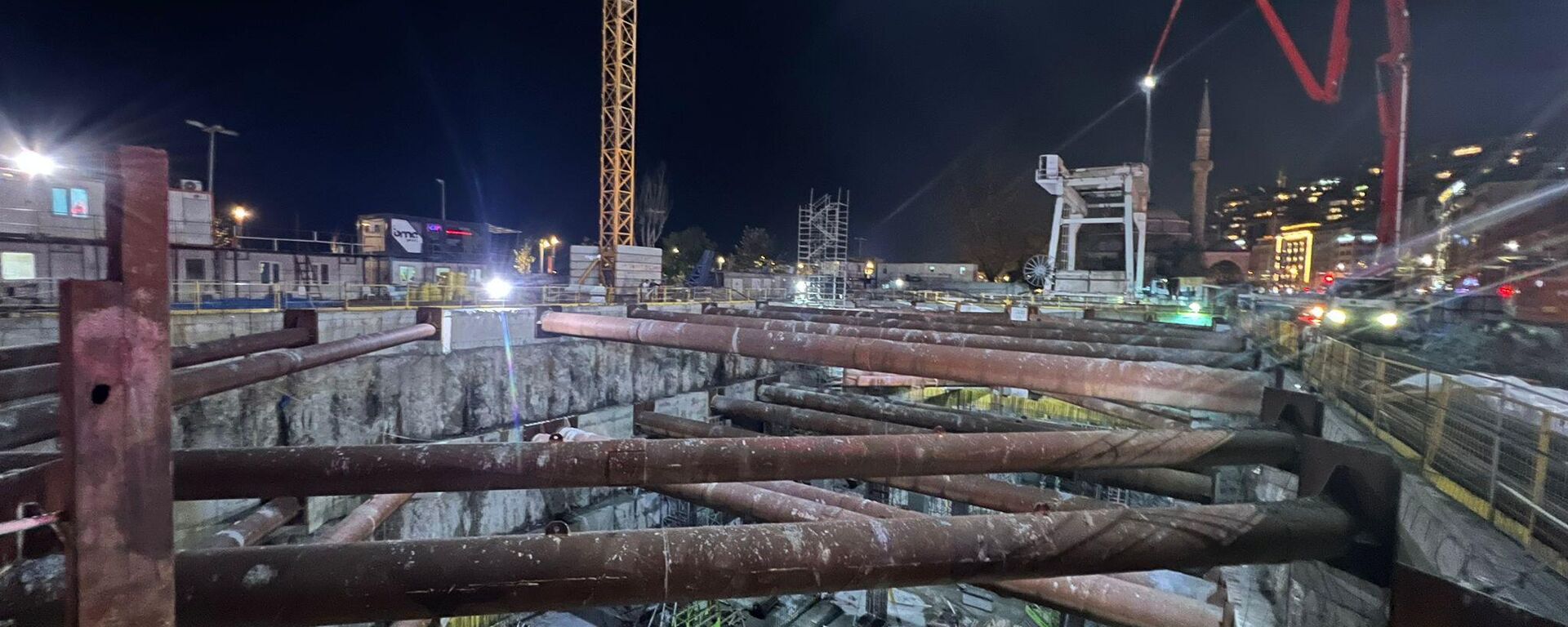 Beyoğlu Meclis-i Mebusan Caddesi'nde, Kabataş İskelesi'nin yanındaki M7 metro hattında yapılan çalışma sırasında, eksi 6. katındaki iskelede çökme meydana geldi, bazı işçiler yaralan - Sputnik Türkiye, 1920, 15.11.2025
