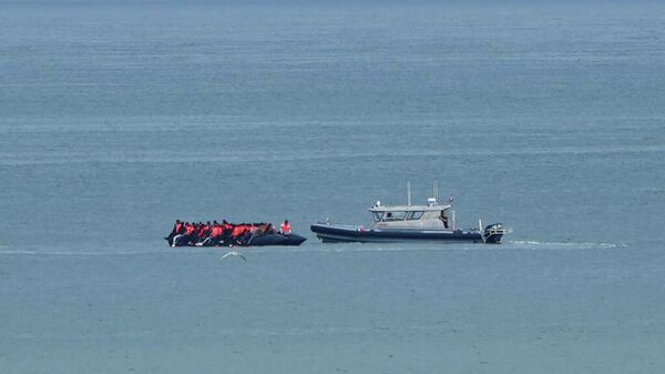 İngiliz Kanalı'nda mültecileri taşıyan bir bot - Sputnik Türkiye