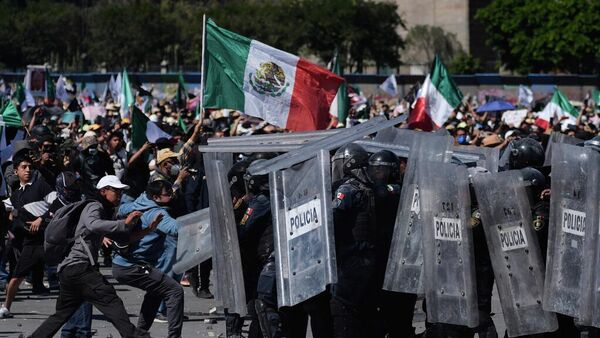 Protesters charge against police during a youth anti-government march in Mexico City - Sputnik Türkiye