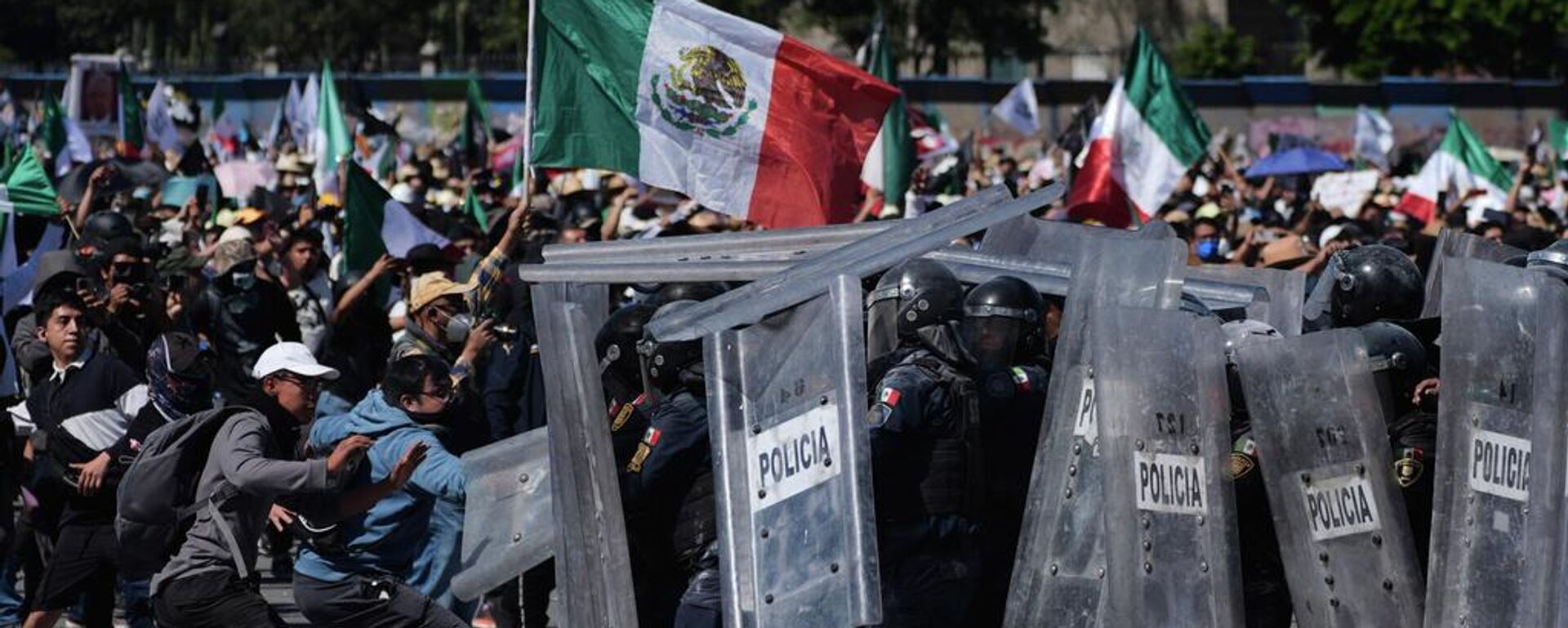 Protesters charge against police during a youth anti-government march in Mexico City - Sputnik Türkiye, 1920, 16.11.2025