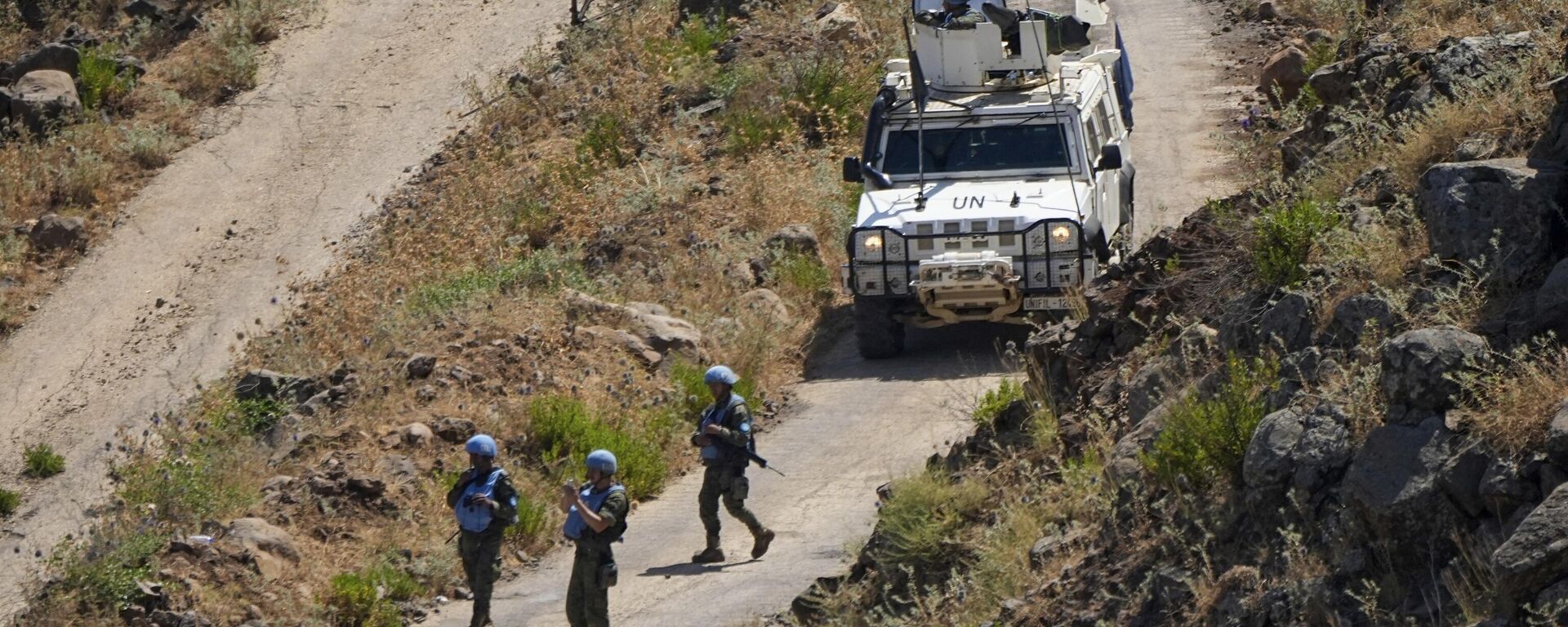 UN peacekeepers (UNIFIL) seen along the Lebanese side of the border with Israel, seen from Israel, Thursday, July 6, 2023 - Sputnik Türkiye, 1920, 16.11.2025