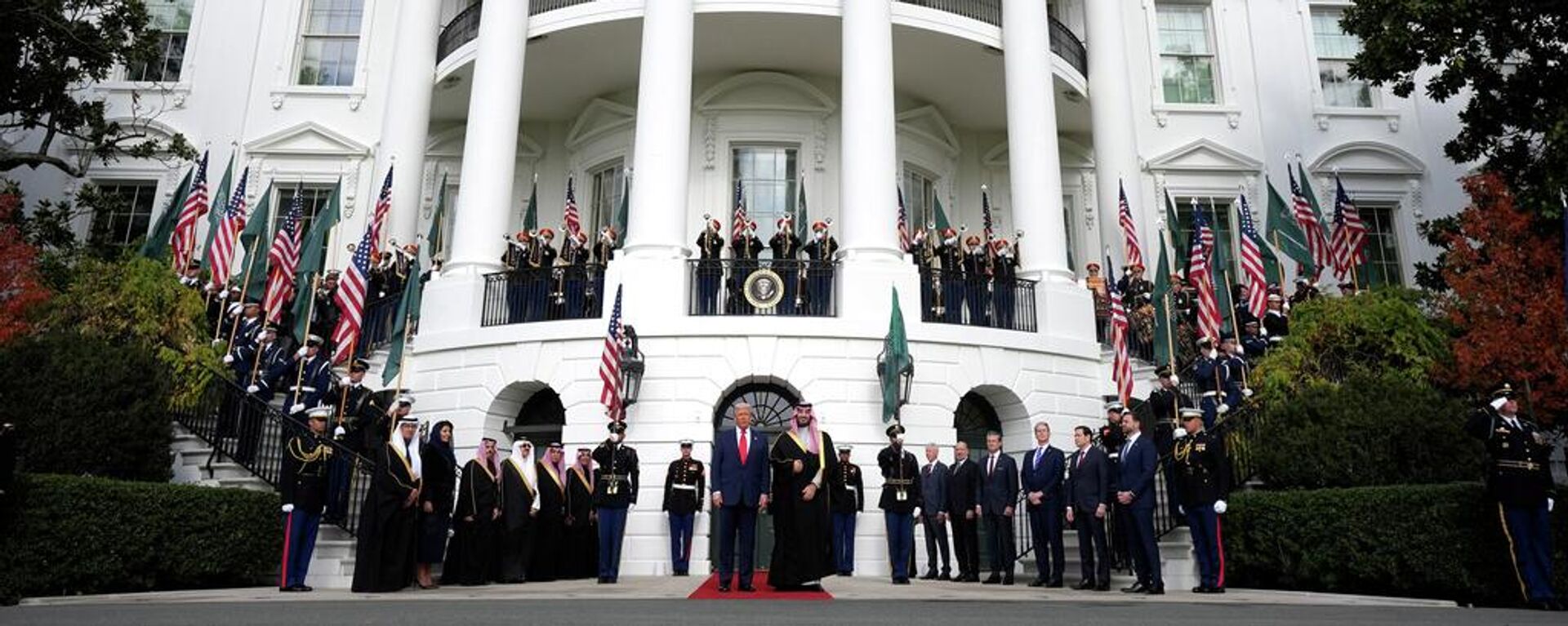 ABD Başkanı Donald Trump ile Suudi Veliaht Prensi Muhammed bin Selman  - Sputnik Türkiye, 1920, 19.11.2025