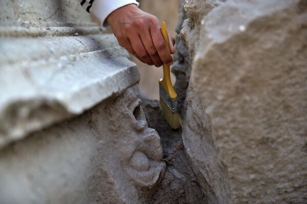 Çalışmalar, MS 1. yüzyılda Roma İmparatorluğu döneminde inşa edildiği değerlendirilen tiyatro yapısında yoğunlaşıyor. - Sputnik Türkiye