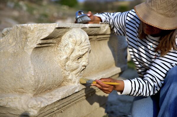 Kazılarda bulunan yeni kabartmalar arasında en dikkat çekici olanı, yaşlı bir düşünür ya da filozofu betimleyen mask oldu. Doç. Dr. Demir’e göre bu bulgu, tiyatro alanının yalnızca sahne sanatlarına değil, felsefi ve edebi tartışmalara da ev sahipliği yapan bir kültürel merkez niteliği taşıdığını ortaya koyuyor. - Sputnik Türkiye
