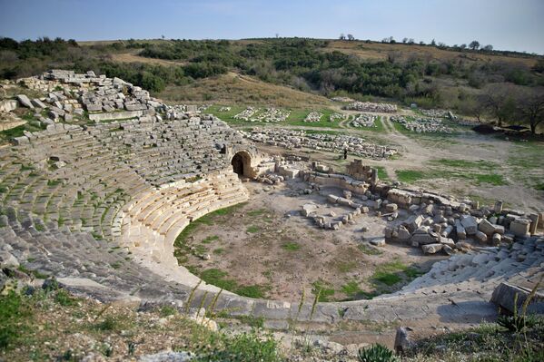 Osmaniye’nin önemli arkeolojik alanlarından Kastabala Antik Kenti'nde sürdürülen kazı çalışmalarında, Roma dönemine ait tiyatro alanında 5 yeni mask kabartması (yüz kalıbı) daha gün yüzüne çıkarıldı. Böylece antik tiyatroda şimdiye kadar bulunan mask sayısı 36’ya yükselmiş oldu. - Sputnik Türkiye
