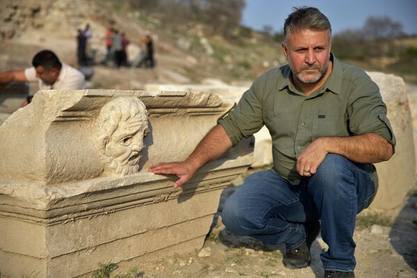 Buluntuların, bölgedeki doğu ve batı kültürlerinin etkileşimine dair önemli ipuçları taşıdığı ifade ediliyor. Kazı ekibi, tiyatro yapısının restorasyonuna yönelik çalışmaların da devam edeceğini belirtti. - Sputnik Türkiye