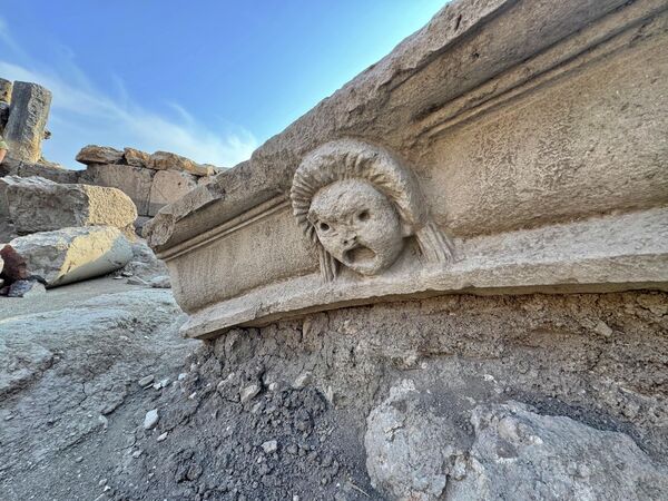Demir, yaklaşık 5 bin kişilik kapasiteye sahip tiyatroda daha önce tragedya ve komedya oyunlarına ait maskların bulunduğunu hatırlatarak şu değerlendirmeyi yaptı:“Kastabala’da sahne binasına ait çok sayıda mimari parçayı ortaya çıkardık. Bu yeni masklarla birlikte alandaki kültürel çeşitliliği daha iyi anlayabiliyoruz. Amacımız hem yapıyı açığa çıkarmak hem de yeniden ayağa kaldırarak gelecek nesillere aktarmak” - Sputnik Türkiye