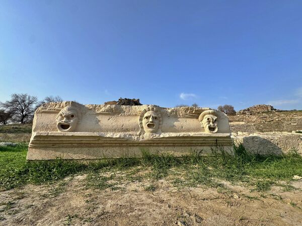 Yaklaşık 2 bin 700 yıllık geçmişe sahip Kastabala’da, İl Kültür ve Turizm Müdürlüğü ile Osmaniye Korkut Ata Üniversitesi (OKÜ) işbirliğinde yürütülen kazılar, OKÜ Arkeoloji Bölümü Öğretim Üyesi Doç. Dr. Faris Demir başkanlığındaki ekip tarafından sürdürülüyor. - Sputnik Türkiye