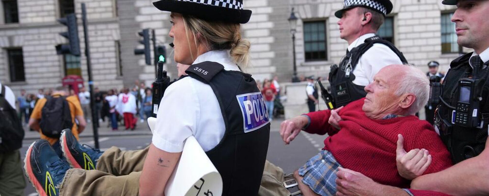 Police officers carry a protester during a protest to support Palestine Action in London - Sputnik Türkiye, 1920, 19.11.2025