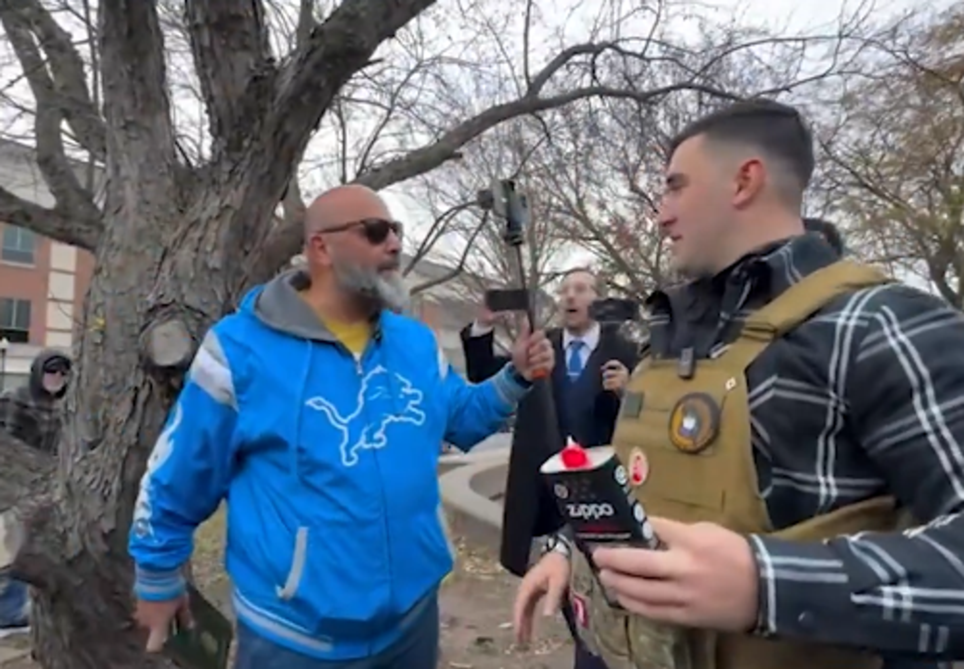 Kur'an-ı Kerim yakma girişiminde bulunan kişiye yaklaşan başka bir ABD vatandaşı Burası Amerika, saygı duymalısın diye bağırdı. Kur'an-ı Kerim yakma girişiminde bulunan kişiye yaklaşan başka bir ABD vatandaşı Burası Amerika, saygı duymalısın diye bağırdı. - Sputnik Türkiye, 1920, 19.11.2025