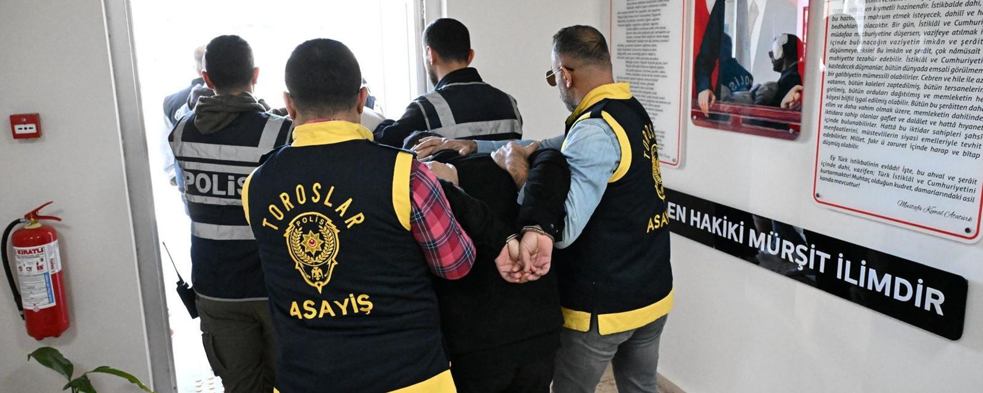 Mersin'in merkez Toroslar ilçesinde taksiciyi darp edip bıçakladıkları gerekçesiyle gözaltına alınan 3 şüpheliden 2'si tutuklandı - Sputnik Türkiye, 1920, 25.08.2026