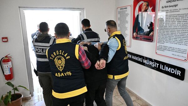 Mersin'in merkez Toroslar ilçesinde taksiciyi darp edip bıçakladıkları gerekçesiyle gözaltına alınan 3 şüpheliden 2'si tutuklandı - Sputnik Türkiye