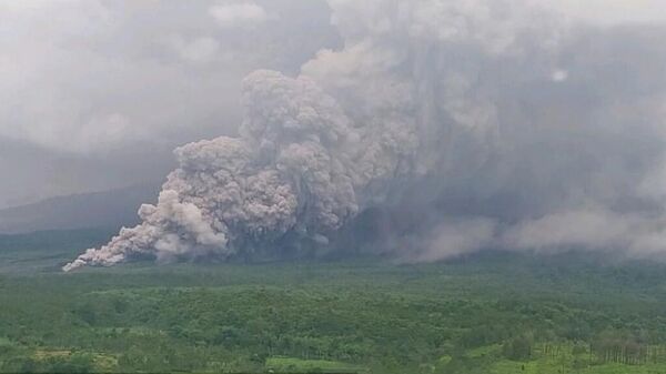 Endonezya’da Semeru Yanardağı yeniden faaliyete geçti - Sputnik Türkiye