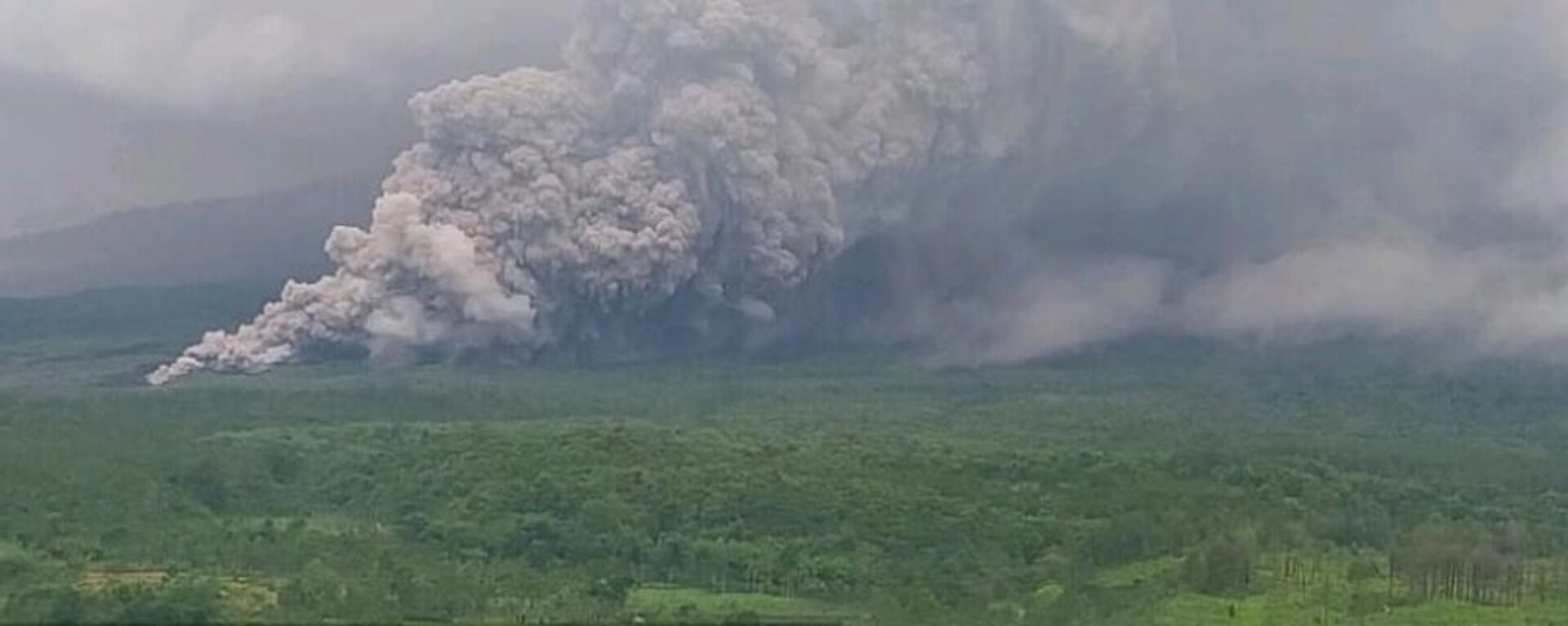 Endonezya’da Semeru Yanardağı yeniden faaliyete geçti - Sputnik Türkiye, 1920, 20.11.2025