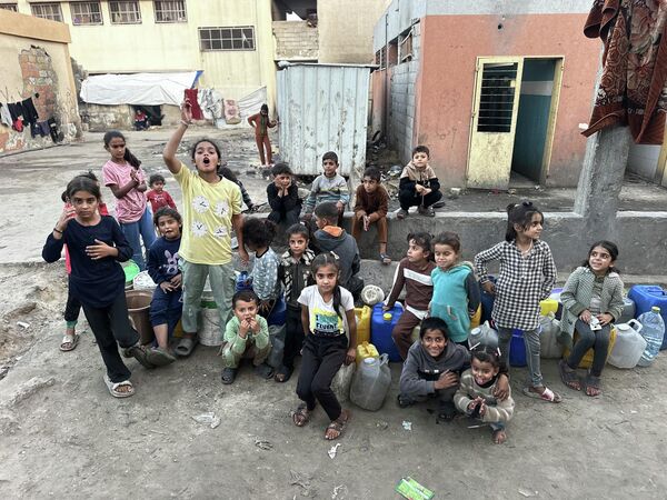 İsrail saldırılarının ardından bölgedeki kamplara sığınmak zorunda kalan binlerce çocuk, çadırlarda son derece sınırlı imkanlarla hayata tutunmaya çalışıyor. - Sputnik Türkiye
