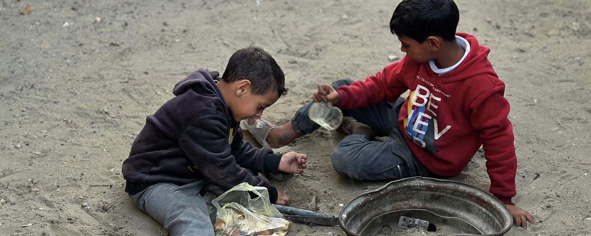 Dünya Çocuk Günü’nde Gazze'deki çocukların zorlu yaşam mücadelesi - Sputnik Türkiye, 1920, 29.04.2026