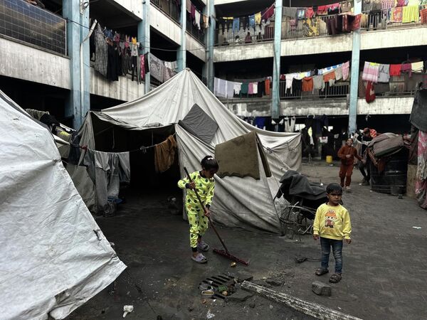 Temiz suya erişimin günlerce kesintiye uğrayabildiği kamplarda çocuklar, aileleriyle birlikte uzun su ve yemek kuyruklarına giriyor. Birçoğu henüz okul çağında olmasına rağmen, hem kendi yaşam mücadelesini veriyor hem de küçük kardeşlerinin bakımını üstleniyor. - Sputnik Türkiye