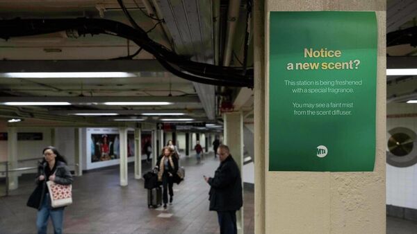 New York'taki Grand Central Terminal'de yer alan kokulu reklam  - Sputnik Türkiye