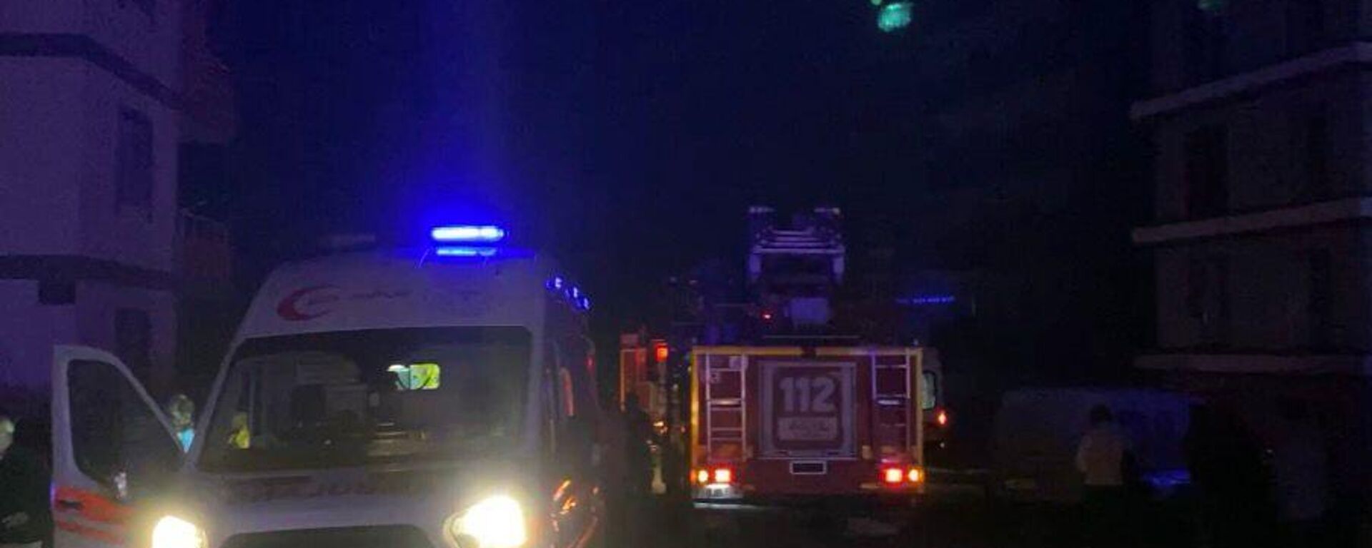 Hatay'ın Belen ilçesinde 7 katlı binada çıkan yangında 2 kişi hayatını kaybetti, 14 kişi dumandan etkilendi. - Sputnik Türkiye, 1920, 22.11.2025