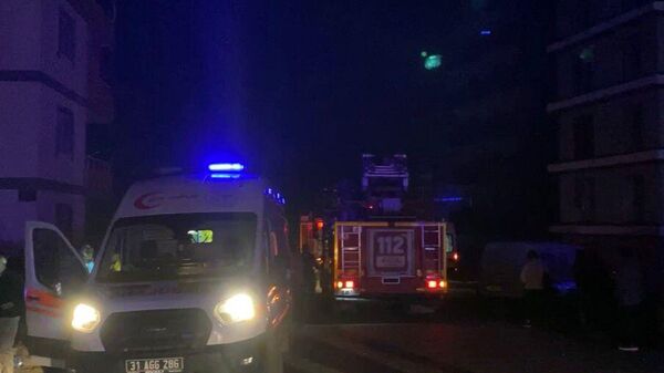 Hatay'ın Belen ilçesinde 7 katlı binada çıkan yangında 2 kişi hayatını kaybetti, 14 kişi dumandan etkilendi. - Sputnik Türkiye
