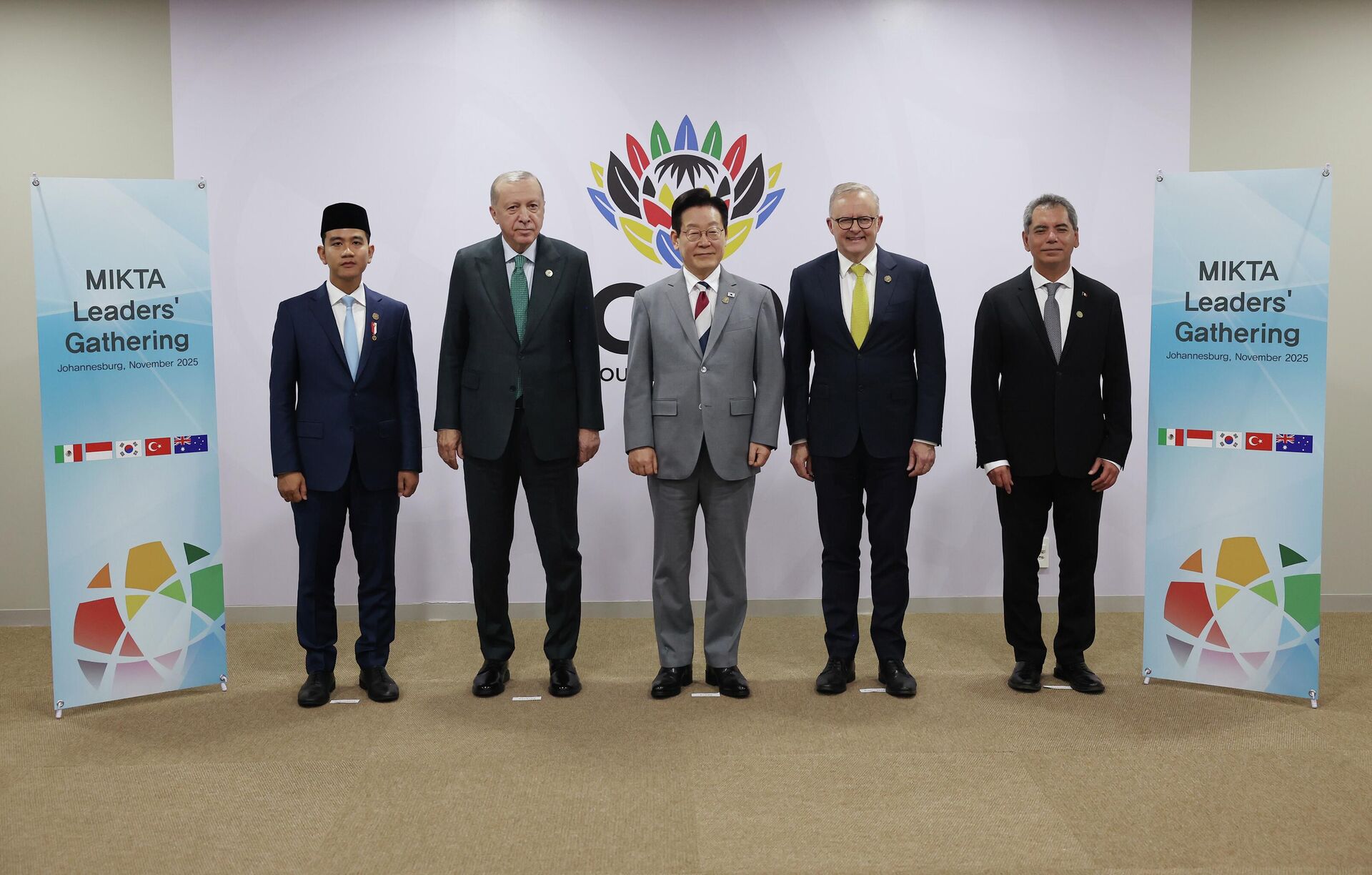 Cumhurbaşkanı Erdoğan, G20 Zirvesi’nde Etiyopya, Kanada ve MIKTA liderleriyle bir araya geldi - Sputnik Türkiye, 1920, 22.11.2025