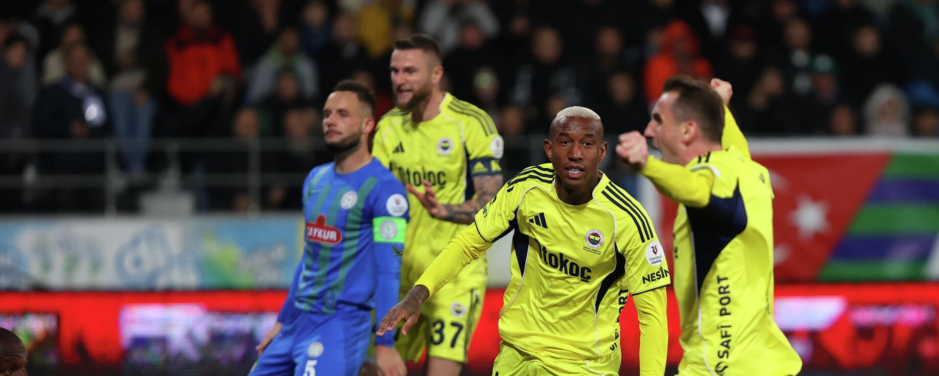 Trendyol Süper Lig'in 13. haftasında Çaykur Rizespor ile Fenerbahçe, Çaykur Didi Stadı’nda karşılaştı - Sputnik Türkiye, 1920, 23.11.2025