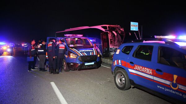 Denizli'nin Çal ilçesinde yolcu otobüsü ile minibüsün çarpıştığı kaza meydana geldi - Sputnik Türkiye