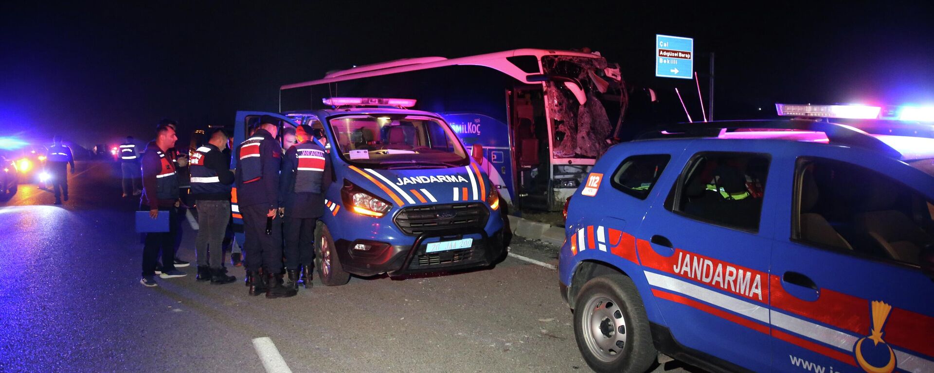 Denizli'nin Çal ilçesinde yolcu otobüsü ile minibüsün çarpıştığı kaza meydana geldi - Sputnik Türkiye, 1920, 23.11.2025