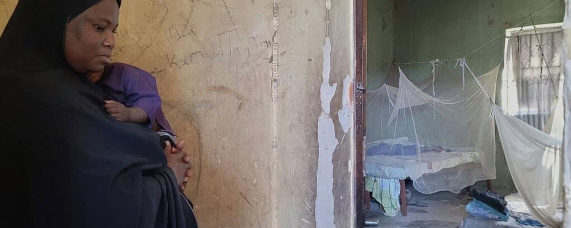 Amina Hassan, wife of the vice principal of the Government Girls Comprehensive Secondary School, where gunmen attacked the school dormitory, abducted schoolgirls and killed her husband - Sputnik Türkiye, 1920, 24.11.2025