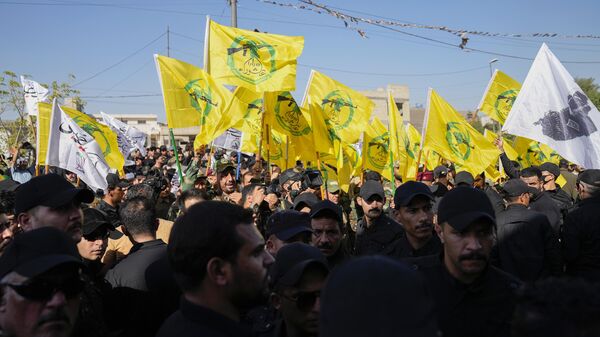 Members from the Popular Mobilization Forces attend the funeral of fighters from Kataib Hezbollah - Sputnik Türkiye