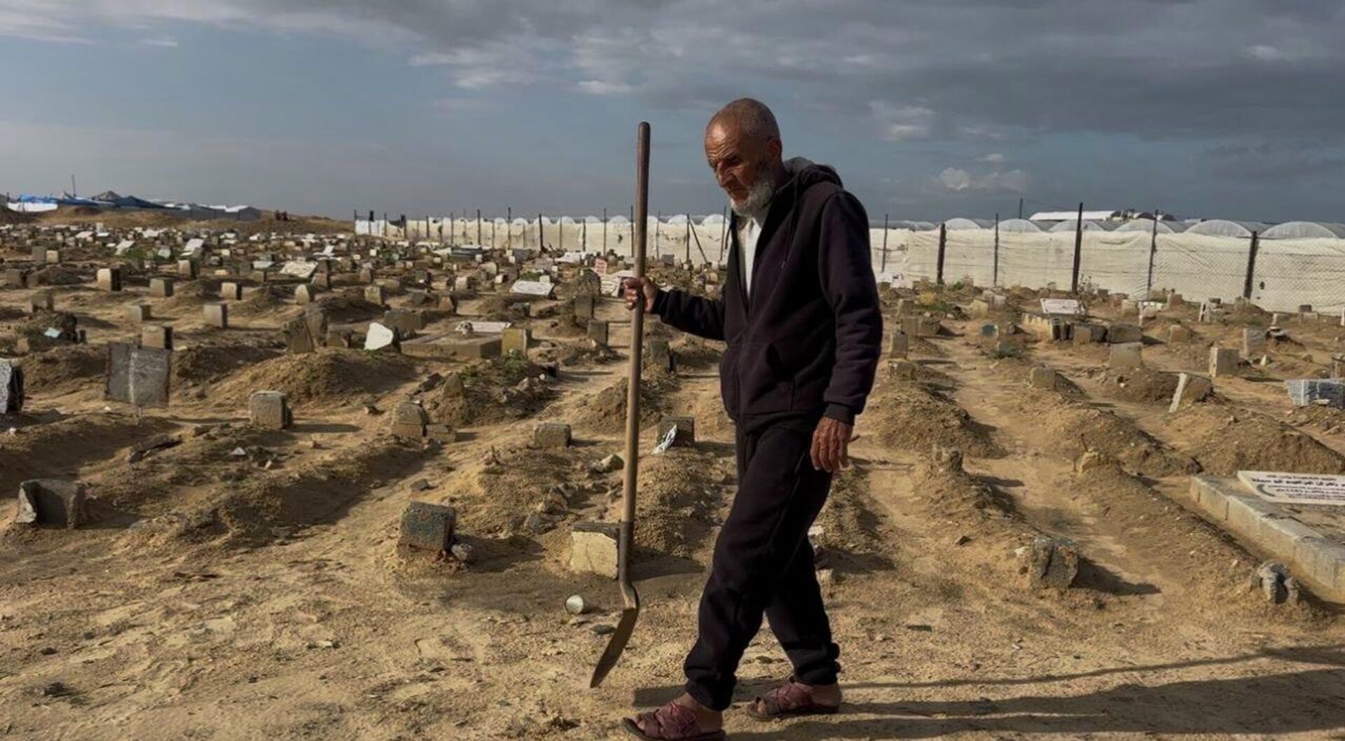 Mezarlık eksikliğinin yaşandığı Gazze'den bir  mezarcı: Savaş sırasında yaklaşık 18 bin kişiyi defnettim - Sputnik Türkiye, 1920, 24.11.2025