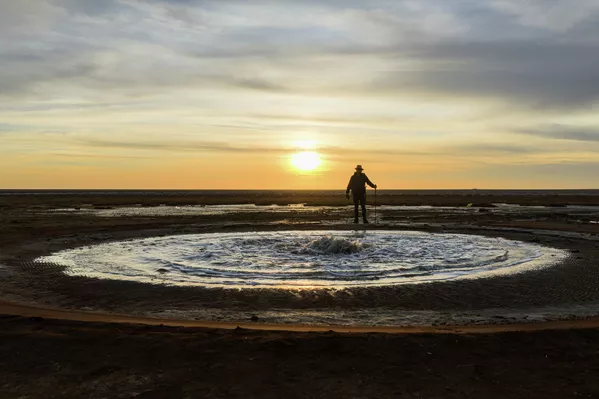 Uzmanlar, Tuz Gölü havzasının jeolojik yapısı gereği zeminin altında karbondioksit bakımından zengin cepler bulunduğunu belirtiyor. Bu cepler, zamanla suyla karışarak basınç oluşturuyor ve suyun yüzeye doğru yükselmesine yol açıyor. Suyun yüzeye çıkmasının ardından basıncın düşmesiyle akış tamamlanıyor ve gayzer kısa süre içinde yeniden yeraltına çekiliyor. - Sputnik Türkiye