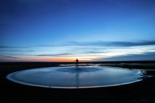 Aksaray’ın Ulukışla Mahallesi’nde, Tuz Gölü havzasında bulunan soğuk su gayzeri son dönemde hem yerli hem de yabancı ziyaretçilerin ilgisini çeken doğa oluşumları arasında yer alıyor. Gün boyunca belirli aralıklarla su yüzeyinde ortaya çıkan kabarcıklar, biriken gaz basıncıyla suyun yukarı doğru itilmesi ve ardından yeniden yeraltına çekilmesi, bölgede nadir görülen bir jeolojik olayı gözler önüne seriyor. - Sputnik Türkiye