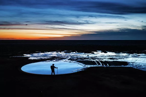 Soğuk su gayzerleri, dünya üzerinde sık karşılaşılan oluşumlar değil. Genellikle karstik alanlarda, tuzlu göl çevrelerinde ve yüksek karbondioksitli jeolojik bölgelerde ortaya çıkıyor. - Sputnik Türkiye