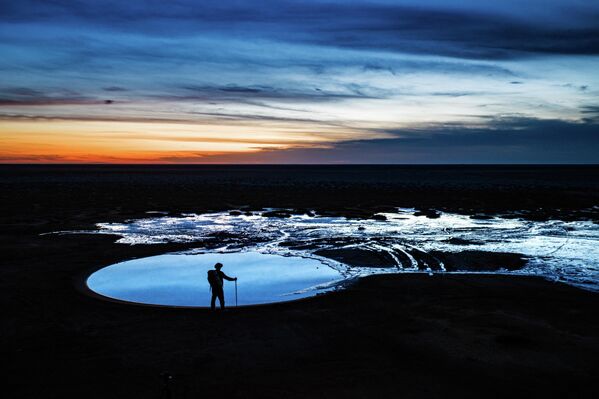 Soğuk su gayzerleri, dünya üzerinde sık karşılaşılan oluşumlar değil. Genellikle karstik alanlarda, tuzlu göl çevrelerinde ve yüksek karbondioksitli jeolojik bölgelerde ortaya çıkıyor. - Sputnik Türkiye