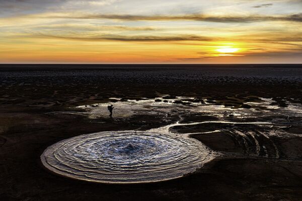 Aksaray’daki bu gayzer de Tuz Gölü’nün mineral yönünden zengin taban yapısı sayesinde oluşan nadir mekanizmalardan biri olarak öne çıkıyor. - Sputnik Türkiye