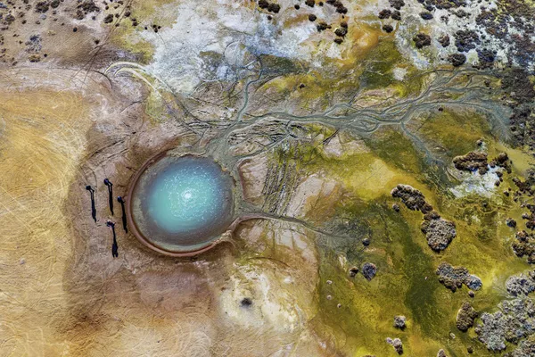 Yer bilimcilere göre bu tür oluşumlar, “soğuk su gayzeri” olarak tanımlanan, sıcaklıkla değil tamamen gaz basıncıyla çalışan doğal fışkırma sistemleri. Volkanik alanlarda rastlanan sıcak gayzerlerin aksine, bu gayzerlerde suyun sıcaklığı artmıyor; fışkırma, yeraltında sıkışan karbondioksit gazının ani basınç değişimleri nedeniyle gerçekleşiyor. - Sputnik Türkiye