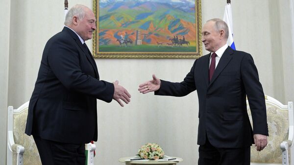 Встреча в Бишкеке президента Беларуси Александра Лукашенко и президента РФ Владимира Путина - Sputnik Türkiye