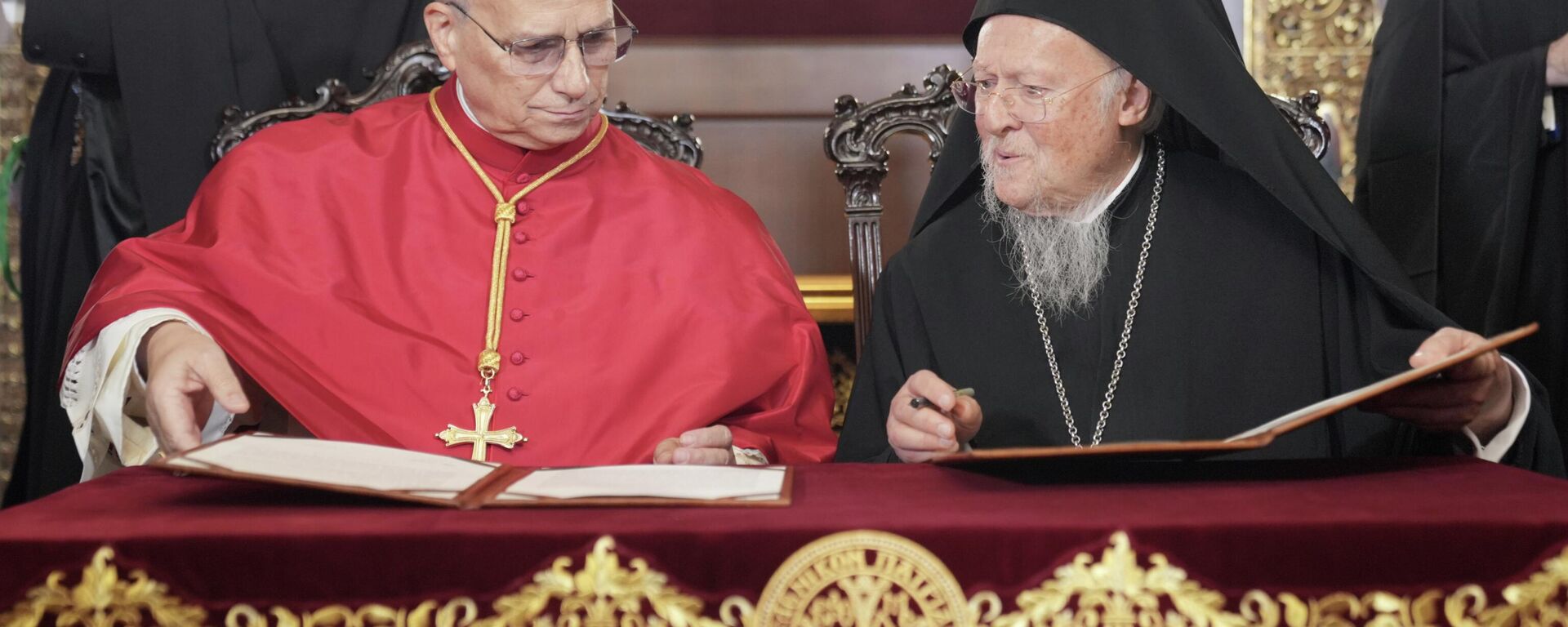 Vatikan Devlet Başkanı Papa 14. Leo (solda) ve Fener Rum Patriği Bartholomeos (sağda) tarafından Fener Rum Patrikhanesi'nde ortak bildiri imzalandı - Sputnik Türkiye, 1920, 29.11.2025