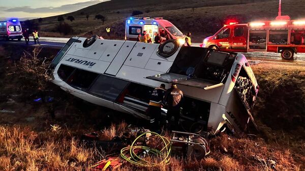 Yolcu otobüsü devrildi: 2 kişi öldü, 21 kişi yaralandı - Sputnik Türkiye