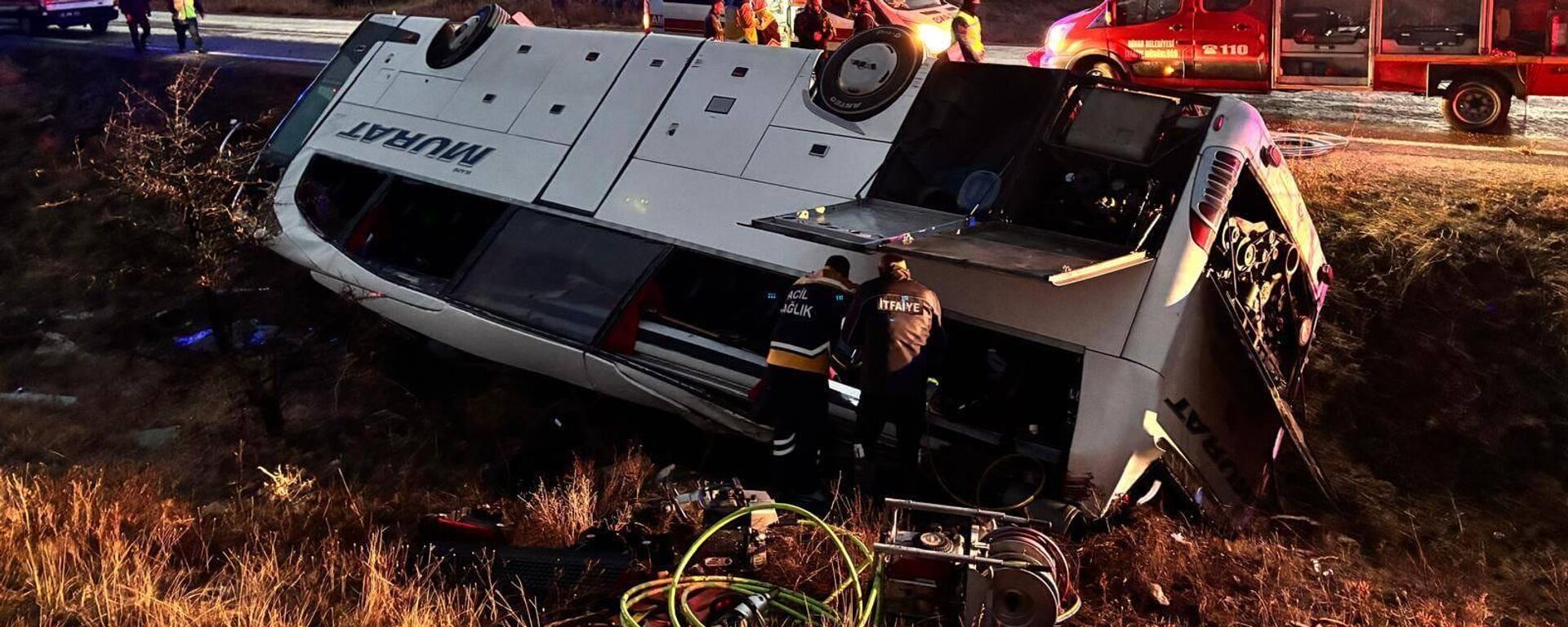 Yolcu otobüsü devrildi: 2 kişi öldü, 21 kişi yaralandı - Sputnik Türkiye, 1920, 30.11.2025