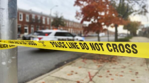 Crime scene tape sections off the scene of a shooting, Tuesday, Nov. 7, 2023, in southwest Baltimore, where police shot a man they said pointed a gun at officers. An officer suffered minor injuries while the man was later pronounced dead at a hospital. (AP Photo/Lea Skene) - Sputnik Türkiye