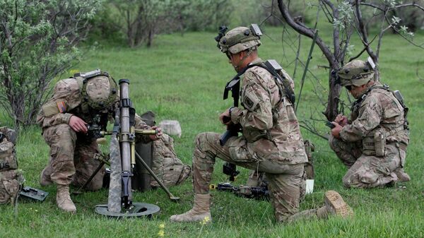 US soldier aims a mortar during the joint US-Georgia military exercise Noble Partner 2015 at the military base of Vaziani outside Tbilisi, Georgia, Sunday, May 17, 2015 - Sputnik Türkiye