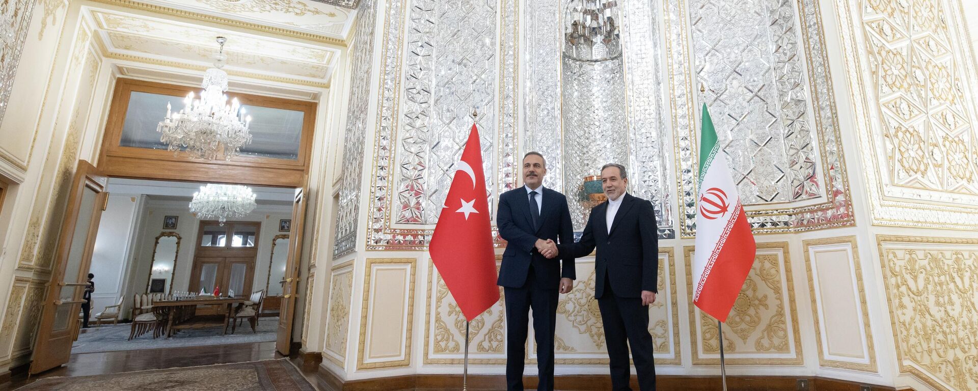 Dışişleri Bakanı Hakan Fidan (solda), İran Dışişleri Bakanı Abbas Arakçi - Sputnik Türkiye, 1920, 13.01.2026