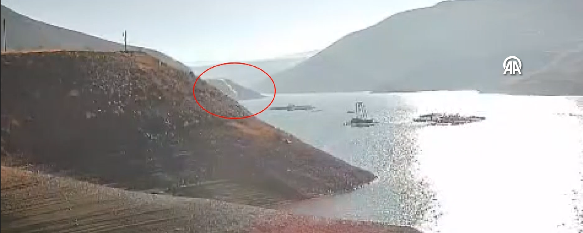 Van'da baraja uçan araçtaki 2 kişinin cansız bedenleri bulundu, 3. kişi aranıyor: Kaza anı görüntüleri yayınlandı - Sputnik Türkiye, 1920, 30.11.2025