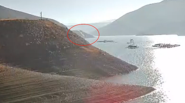 Van'da baraja uçan araçtaki 2 kişinin cansız bedenleri bulundu, 3. kişi aranıyor: Kaza anı görüntüleri yayınlandı - Sputnik Türkiye