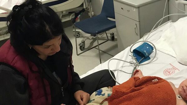 Pitbull cinsi köpeğin saldırısına uğrayan 1.5 yaşındaki Efe Öztürk ile 5 yaşındaki ablası Doğa Öztürk - Sputnik Türkiye