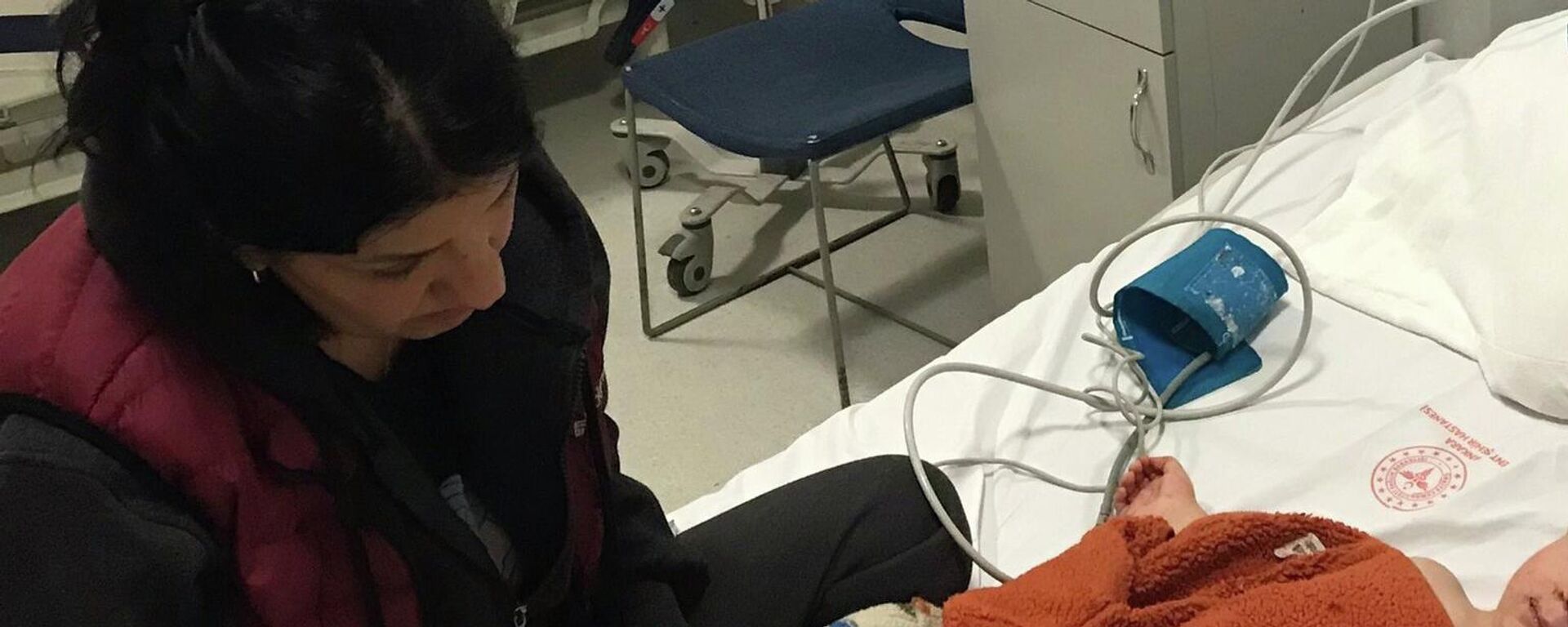 Pitbull cinsi köpeğin saldırısına uğrayan 1.5 yaşındaki Efe Öztürk ile 5 yaşındaki ablası Doğa Öztürk - Sputnik Türkiye, 1920, 01.12.2025